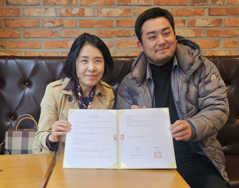 ▲내포시민뉴스 발행인과 대전시민뉴스 발행인이 업무협약 후 함께 기념촬영 하는 모습.