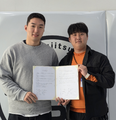 ▲사진=(왼쪽) 장대동 베이직 주짓수 최정훈 관장 (오른쪽) 대전시민뉴스 김진한 기획국장 업무협약 체결 모습