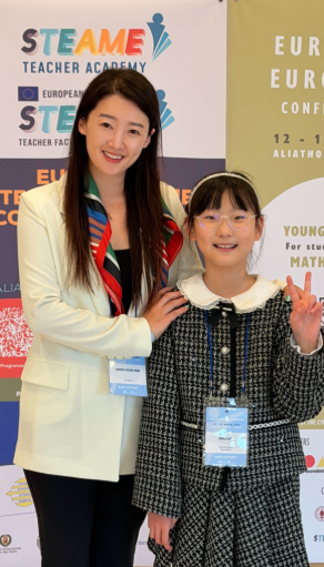 ▲사진설명=글로벌교육가 아만다문 교육이사와 태장초등학교 4학년 강은서 학생.