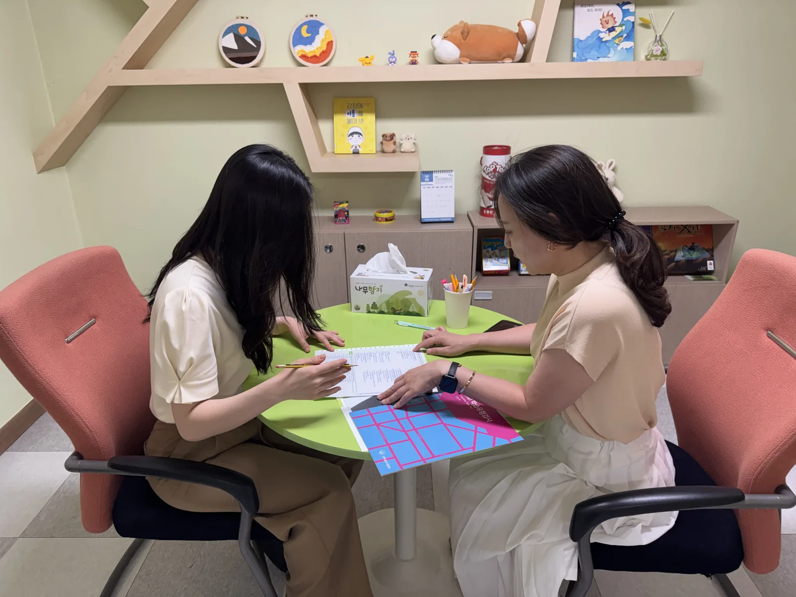 ▲사진= 대전동부교육지원청 위(Wee)센터에서 학생과 보호자가 심리검사 해석 상담을 받고 있다.