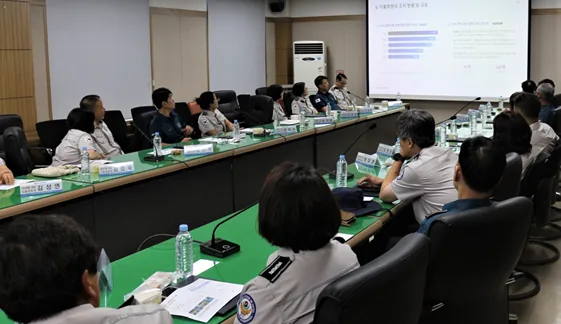 ▲사진설명=대전서부경찰서가 21일 자율방범대 소통간담회를 열고 하반기 공동체 치안 활동 방안을 논의하고 있다.