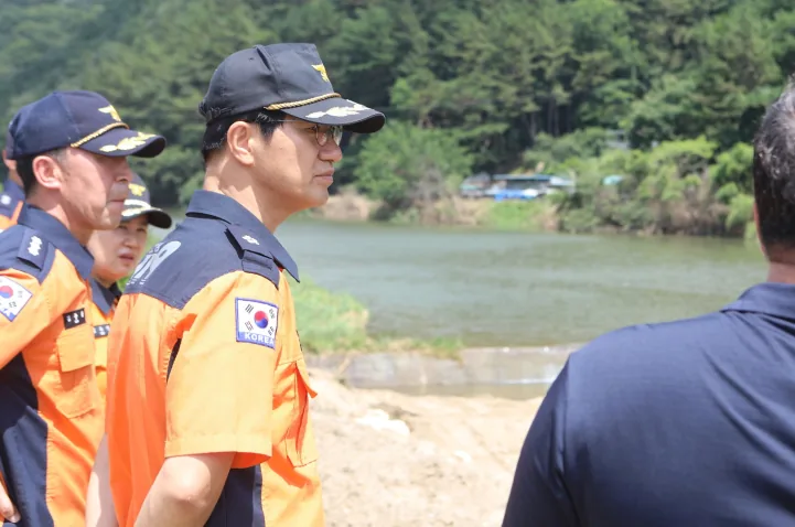 ▲사진설명=이중기 대전소방본부장이 취임 첫 일정으로 서구 용촌동 정뱅이마을을 찾아 풍수해 대비 현장을 점검하고 있는 모습.