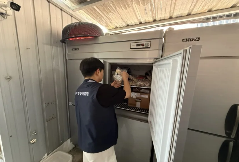 ▲사진=대전시 특별사법경찰이 원산지 표시 위반 여부를 점검하고 있다.