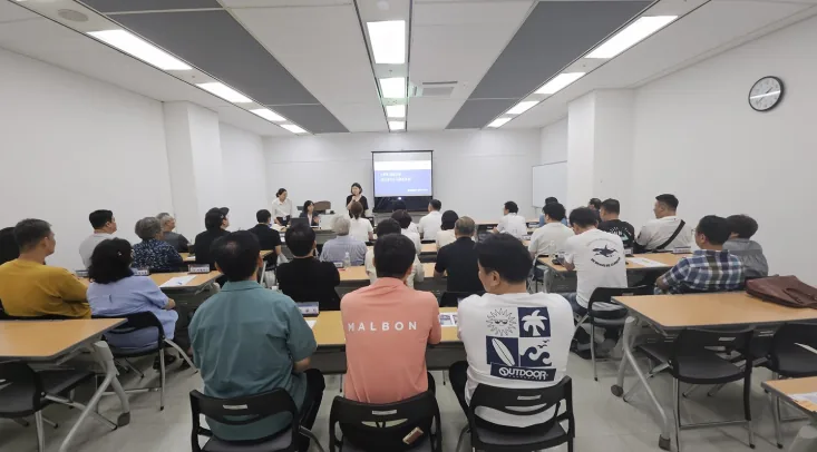 ▲사진설명=학교급식 공동구매 공급업체 관계자들이 7월 21일 식중독 예방 및 위생관리 교육에 참여하고 있다.
