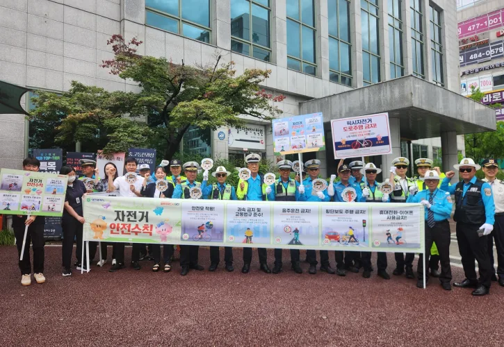▲사진설명=대전시와 대전시교육청, 대전경찰청, 모범운전자연합회 관계자들이 지난 9일 둔산동 크로바네거리 일원에서 자전거 안전 문화 조성 캠페인을 펼치고 있다.