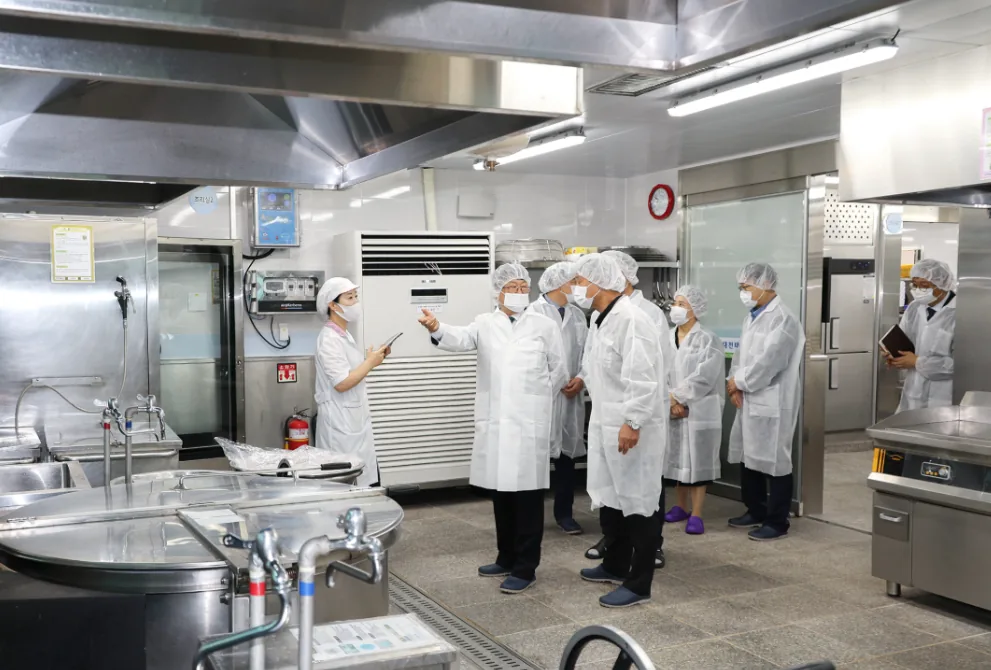 ▲사진=오석진 대전시교육감이 대전태평중학교를 방문해 학교급식 운영 현장을 둘러보고 학교 관계자들과 의견을 나누고 있다.