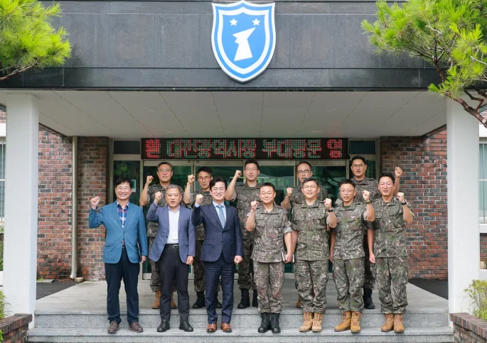 ▲사진설명=허태정 대전시장과 육군 제32보병사단 관계자들이 9일 기념촬영을 하고 있다.