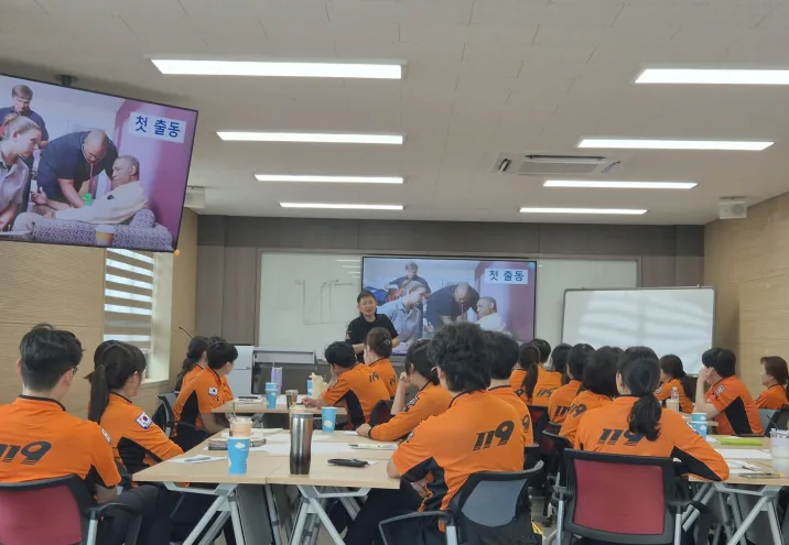▲사진설명=구급대원들이 구급교육센터에서 중증외상환자 대응 역량 강화를 위한 실습 교육에 참여하고 있다.