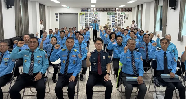 ▲사진설명=대전서부경찰서와 모범운전자회 관계자들이 교통안전 간담회에서 기념촬영을 하고 있다.