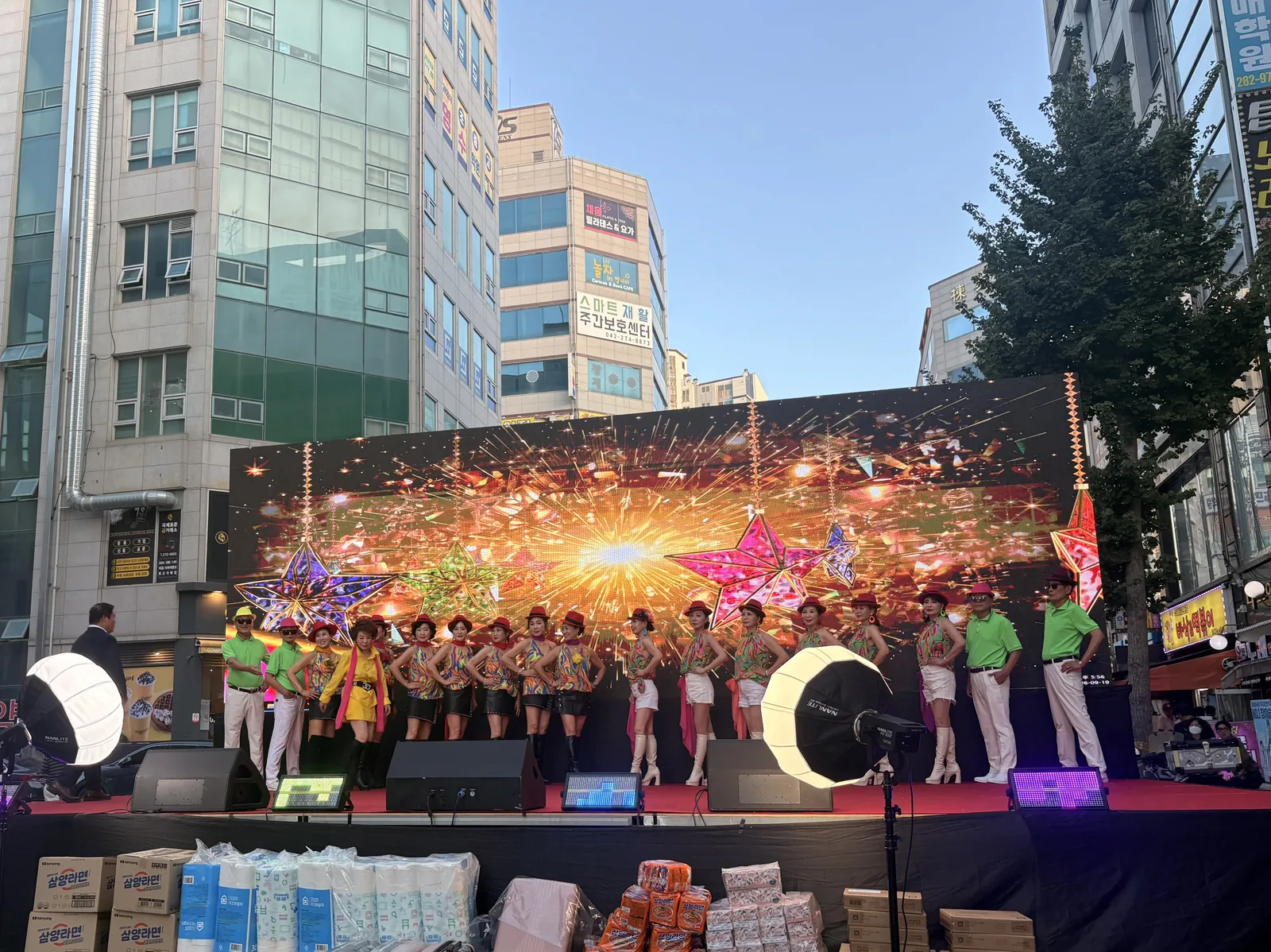 ▲사진설명=19일 대전 동구 가오동 맥주페스티벌&야시장 무대에서 한국시니어모델협회 소속 모델들이 공연 후 포즈를 취하고 있다.